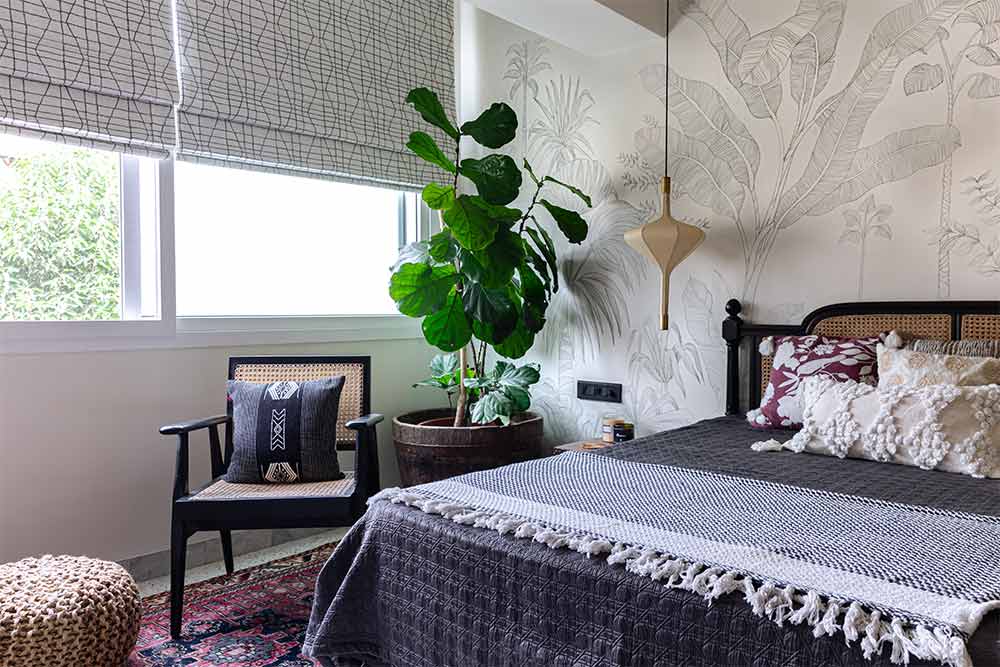 Small bedroom décor with indoor plants, rug & soft furnishings - Beautiful Homes
