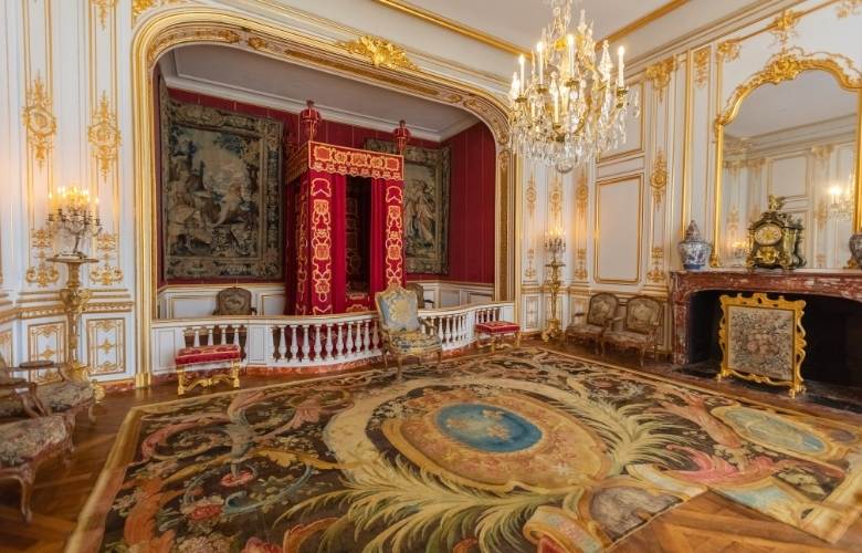 Fancy traditional home lights & chandelier in the room - Beautiful Homes