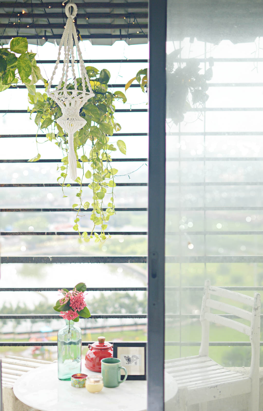 An all white dreamscape cocooned in a 550 sqft rental apartment in Mumbai - Beautiful Homes